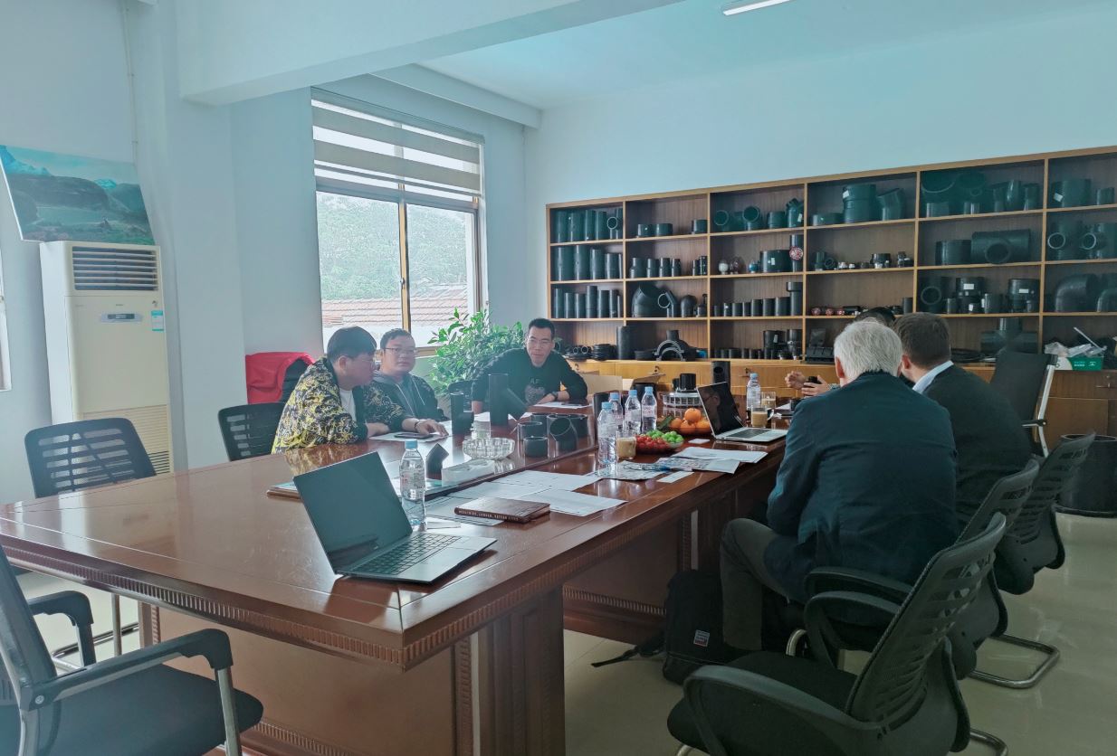 İsviçreli müşteriler sifon bağlantı parçaları projesinin gelecekteki gelişimini görüşmek üzere ziyarette bulunuyor