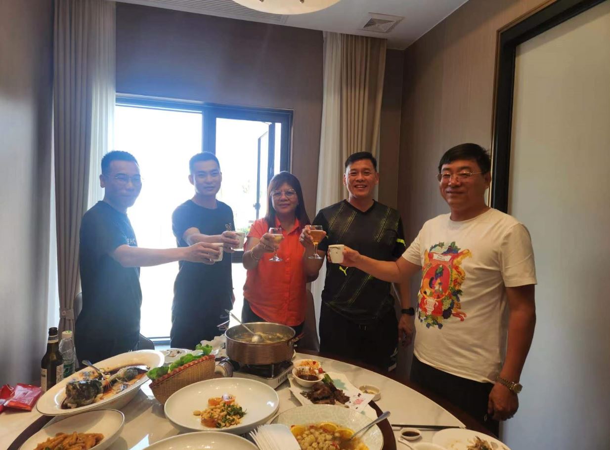 Jiangyin Huada, Tarım Çiftliklerine Yönelik PE Bobin Projesini Tartışmak İçin Filipinli Müşterilerle Buluşuyor